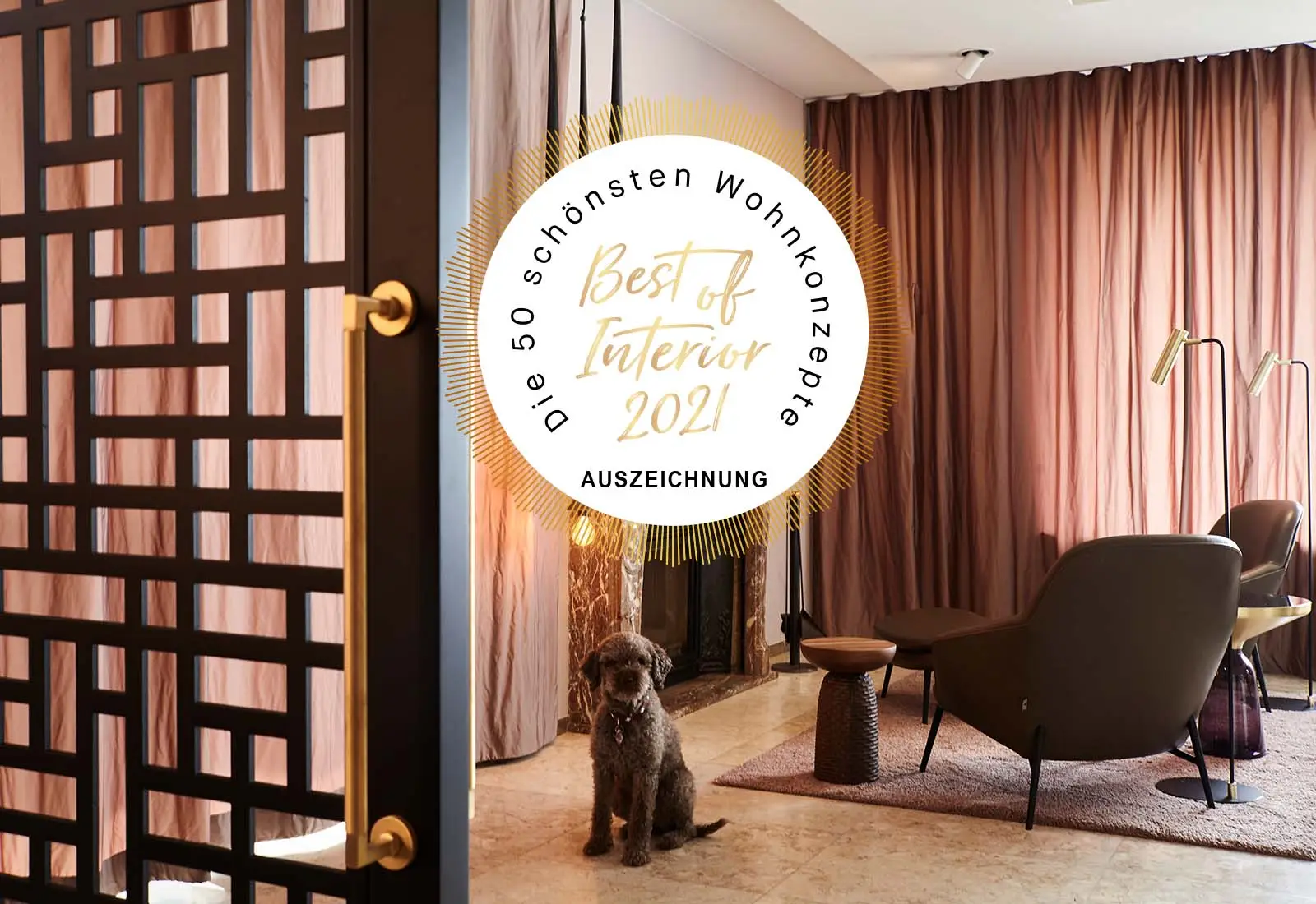 Raumteiler aus dunklem Holzgitter, roséfarbene Vorhänge und Sessel in der Villa A mit Best-of-Interior-Siegel