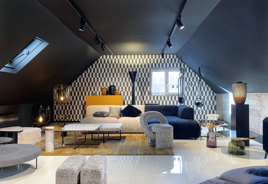 Wohnbereich unter der Dachschräge im Showroom von RAUM+INHALT