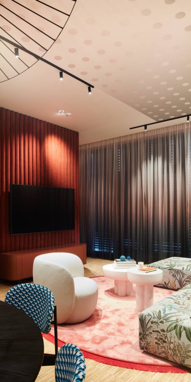 Rote Lamellenwand mit Fernseher, Ombré-Vorhängen und Sitzgruppe im Business Apartment