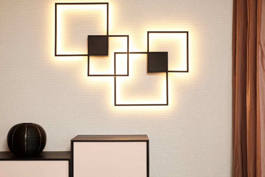 Leuchtende Wandinstallation aus schwarzen Quadratrahmen über Sideboard in der Villa A