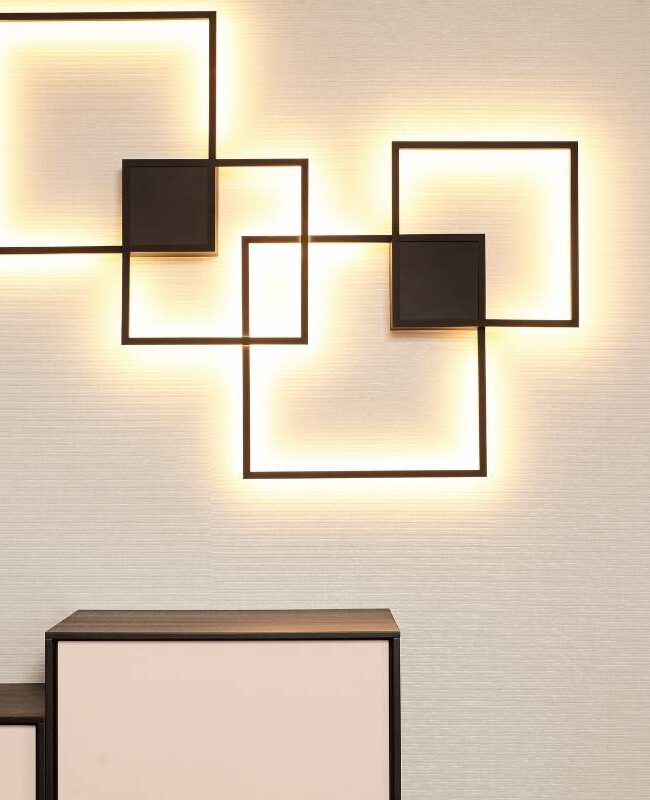 Leuchtende Wandinstallation aus schwarzen Quadratrahmen über Sideboard in der Villa A