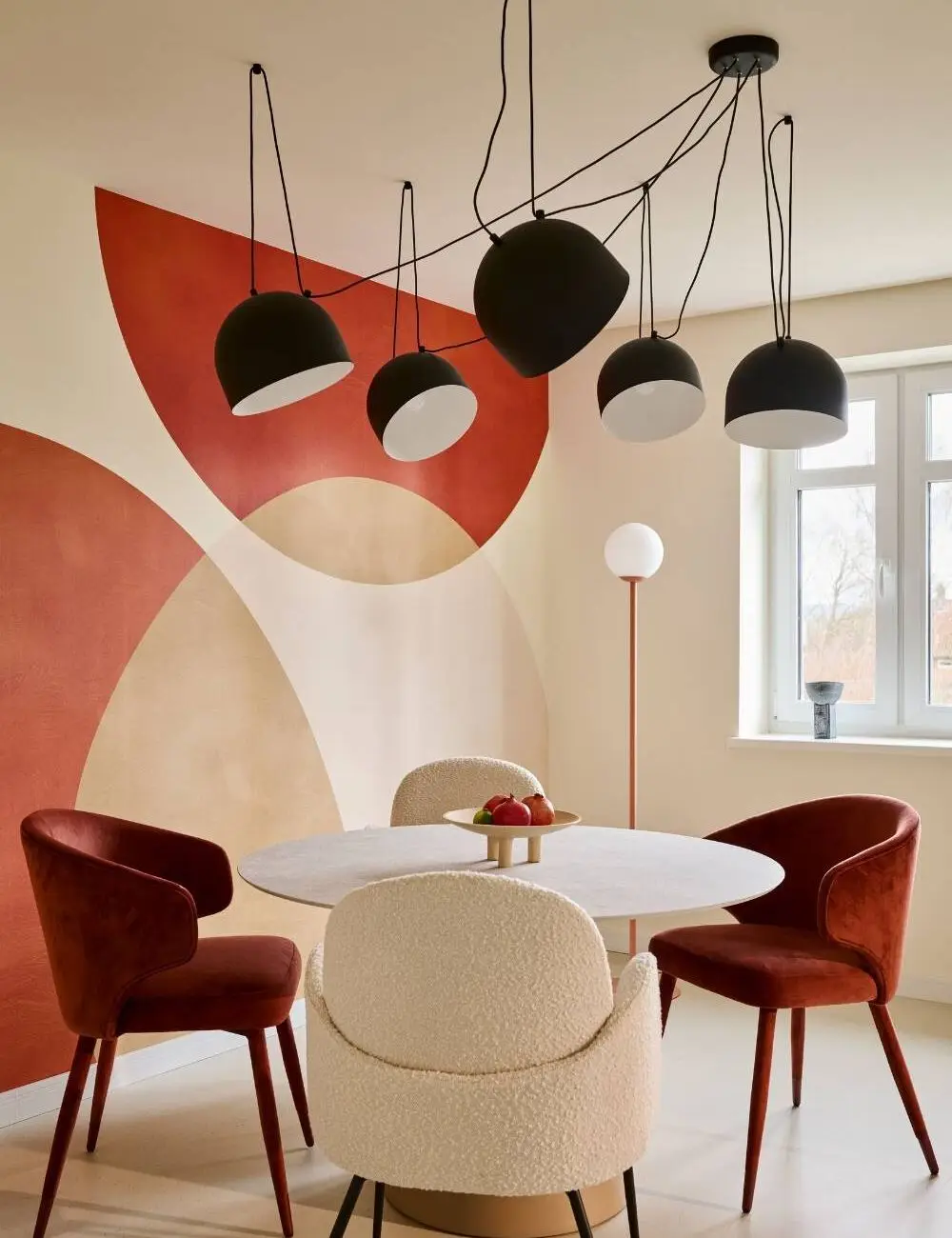 Essbereich mit Pendelleuchten und Wandmalerei – Projekt Villa Haag