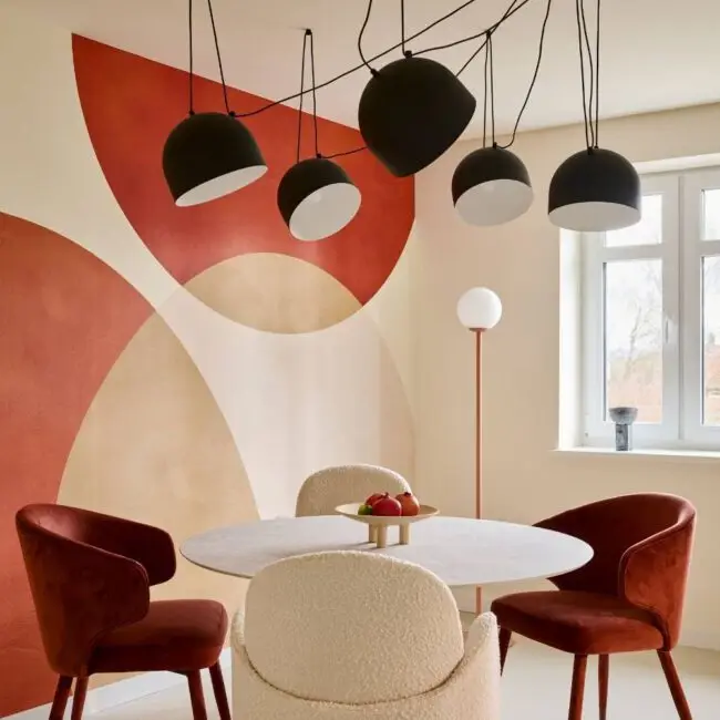Essbereich mit Pendelleuchten und Wandmalerei – Projekt Villa Haag
