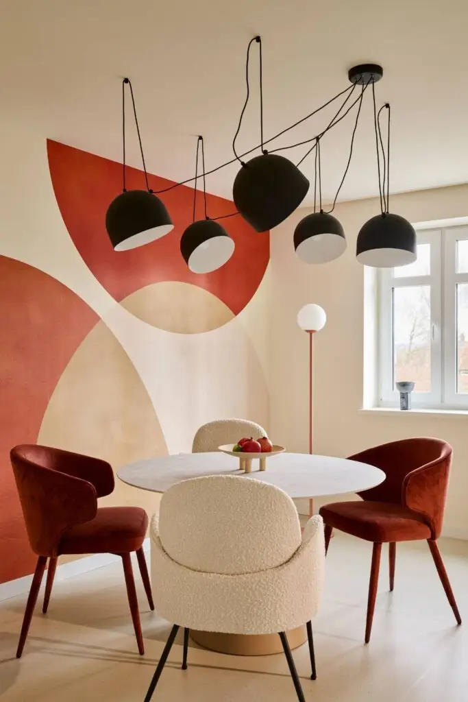 Essbereich mit Pendelleuchten und Wandmalerei – Projekt Villa Haag