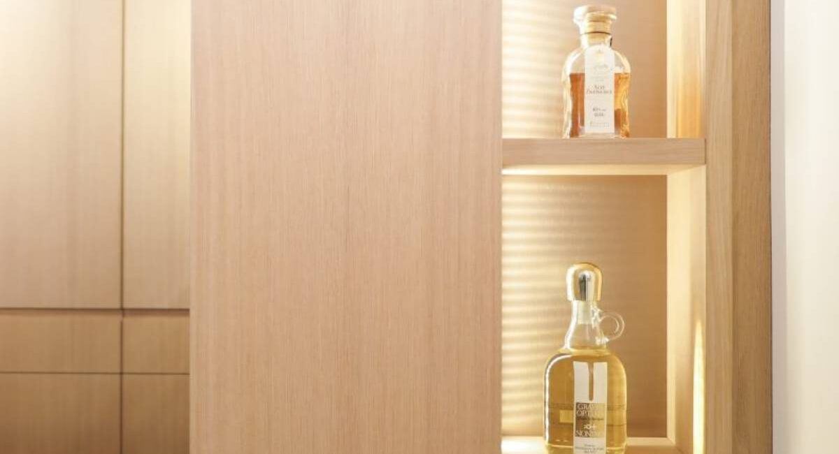 Beleuchtetes Flaschenregal in Eichen-Hochschrank neben Küchenfronten im Haus R in Kassel