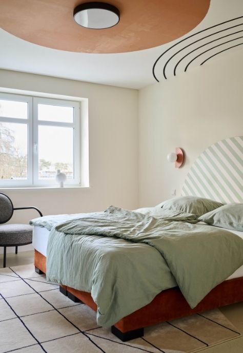 Schlafzimmer mit runder Deckenleuchte