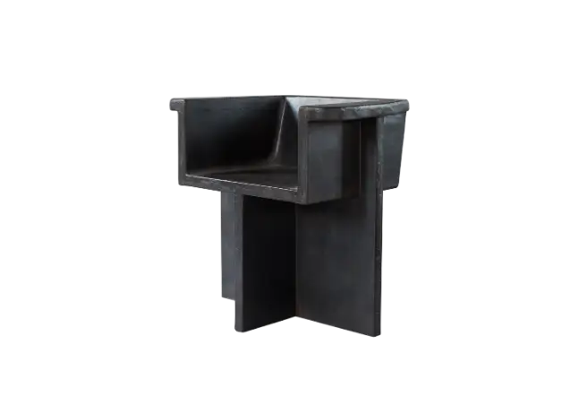 Dunkler skulpturaler Sessel