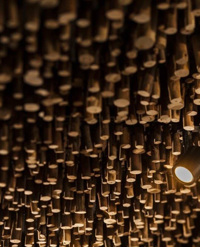 Detail der Deckeninstallation aus Holzstäben mit Strahler im Taufstein Restaurant II