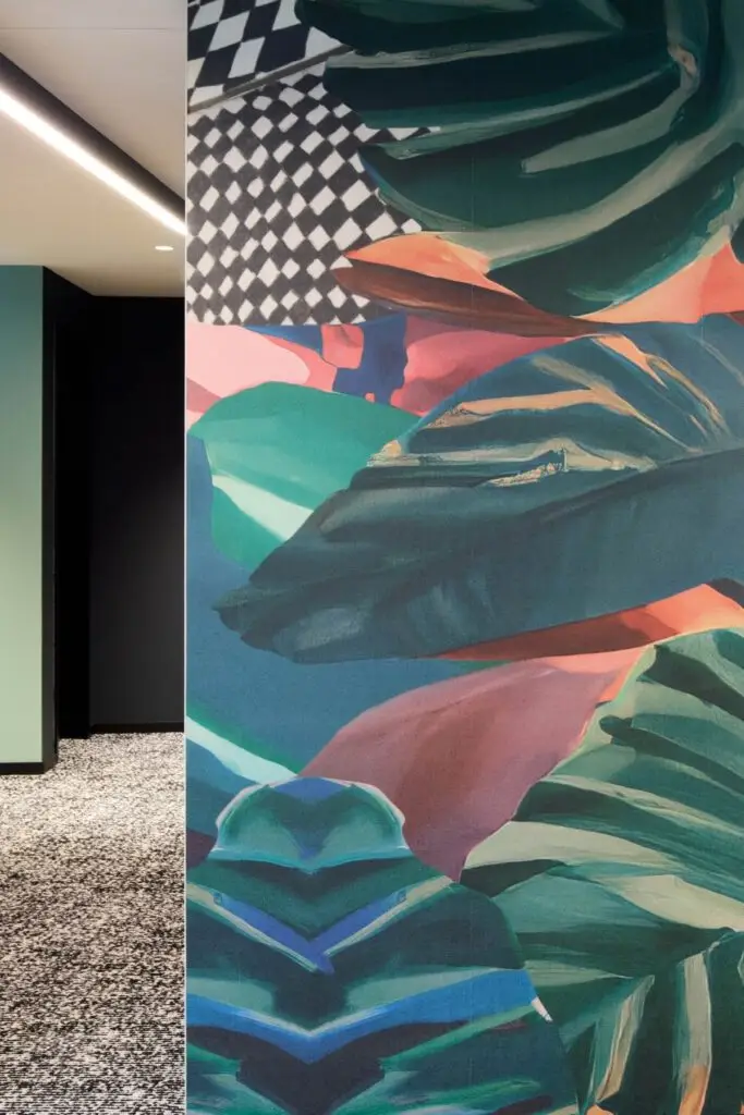 Detail der großformatigen Wandgrafik mit Blättern in Grün und Koralle, Alt & Partner