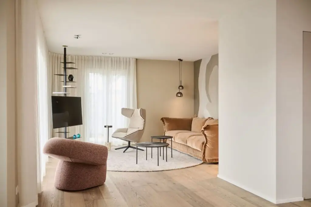 Helles Wohnzimmer mit rosa Sessel – Projekt Haus R in Fulda