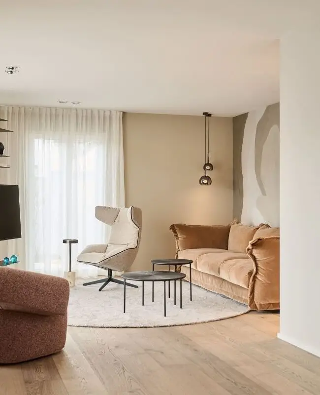 Helles Wohnzimmer mit rosa Sessel – Projekt Haus R in Fulda
