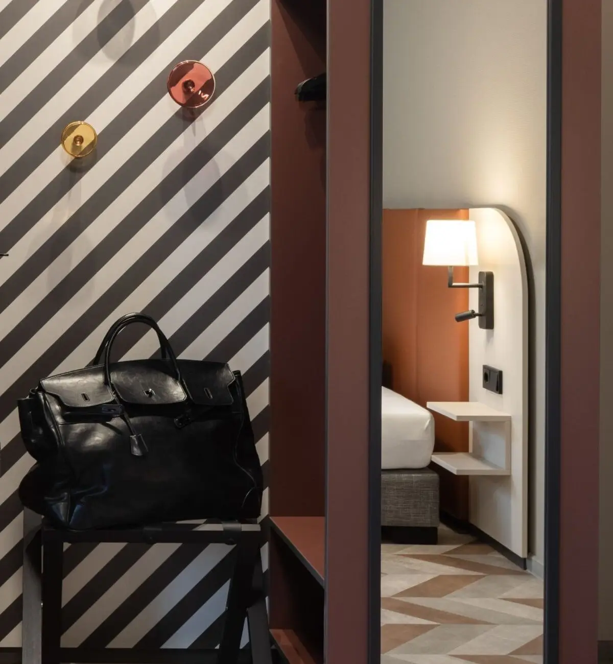 Kofferablage mit Ledertasche vor Streifenwand neben Ganzkörperspiegel, Haus der Standesbeamten Haus 3