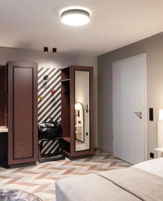 Zimmer mit Bogennische, rostrotem Schrank und Fischgrätboden, Haus der Standesbeamten Haus 3