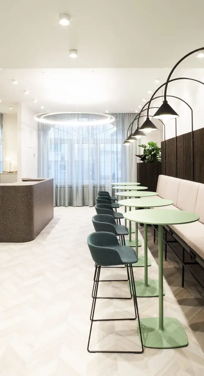 Blick entlang der Stehtisch-Reihe zum Empfang aus Terrazzo, Lobby im Haus der Standesbeamten