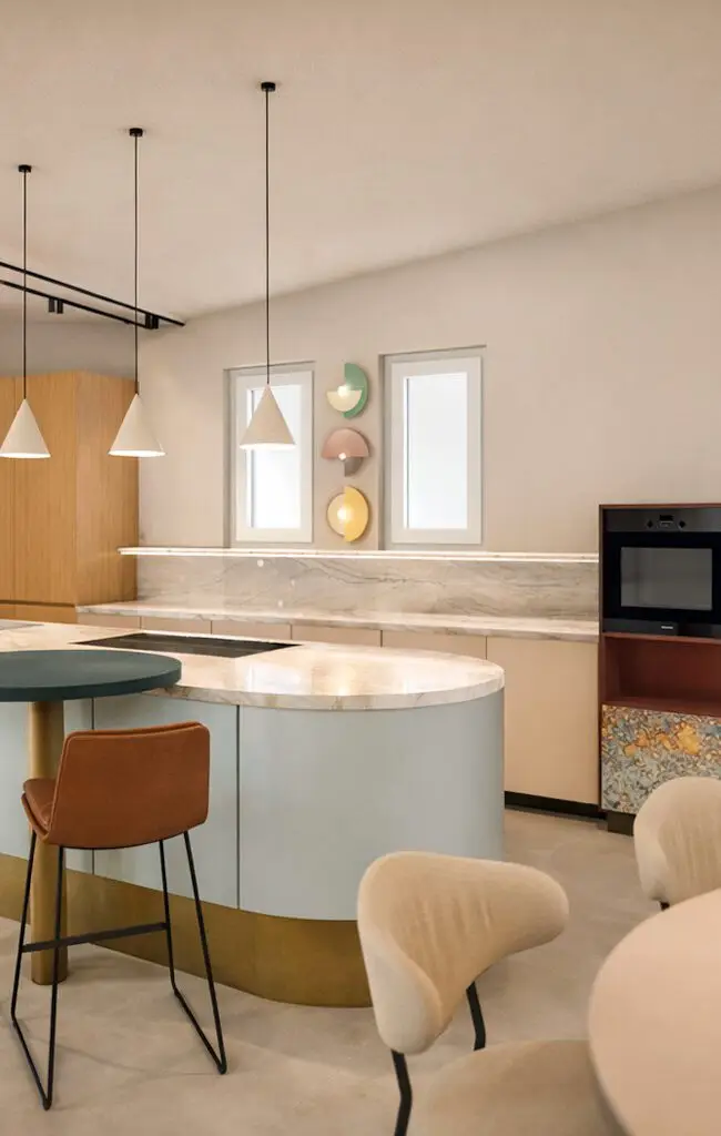 Visualisierung: Küche mit Messingsockel, Barhockern und farbiger Steinfront am Hochschrank, Haus S Konzept