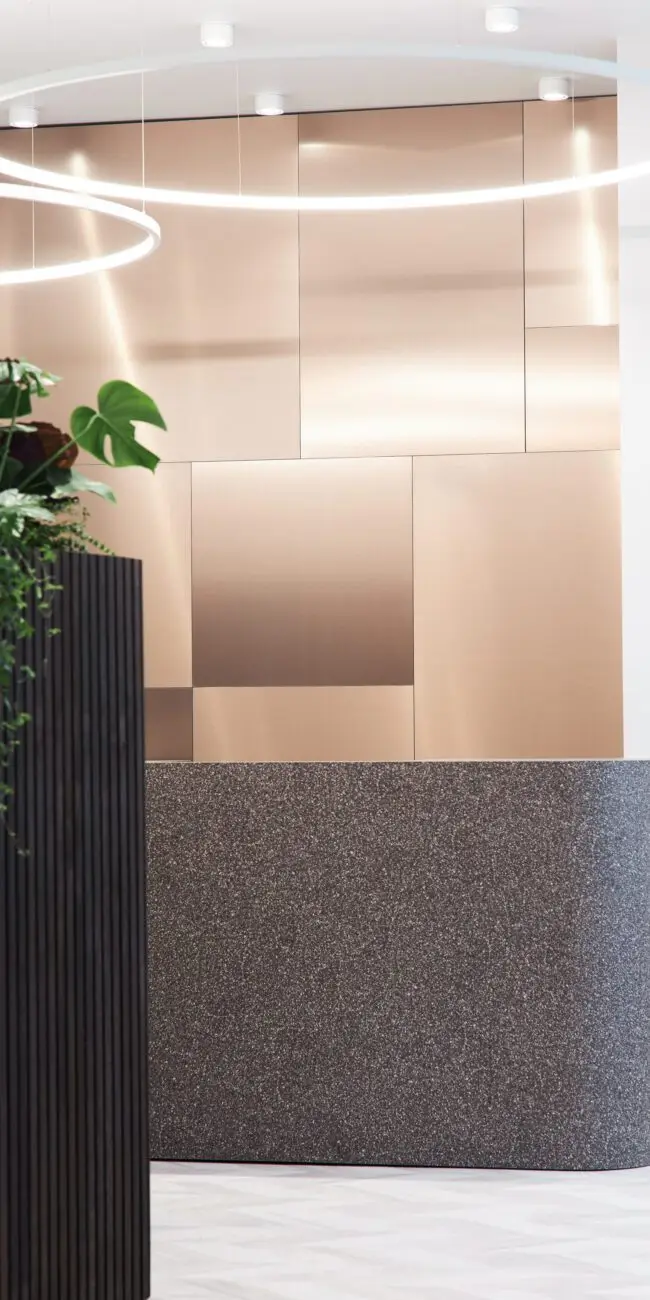 Empfang aus Terrazzo mit Kupferwand und Monstera auf Lamellenkasten, Lobby im Haus der Standesbeamten