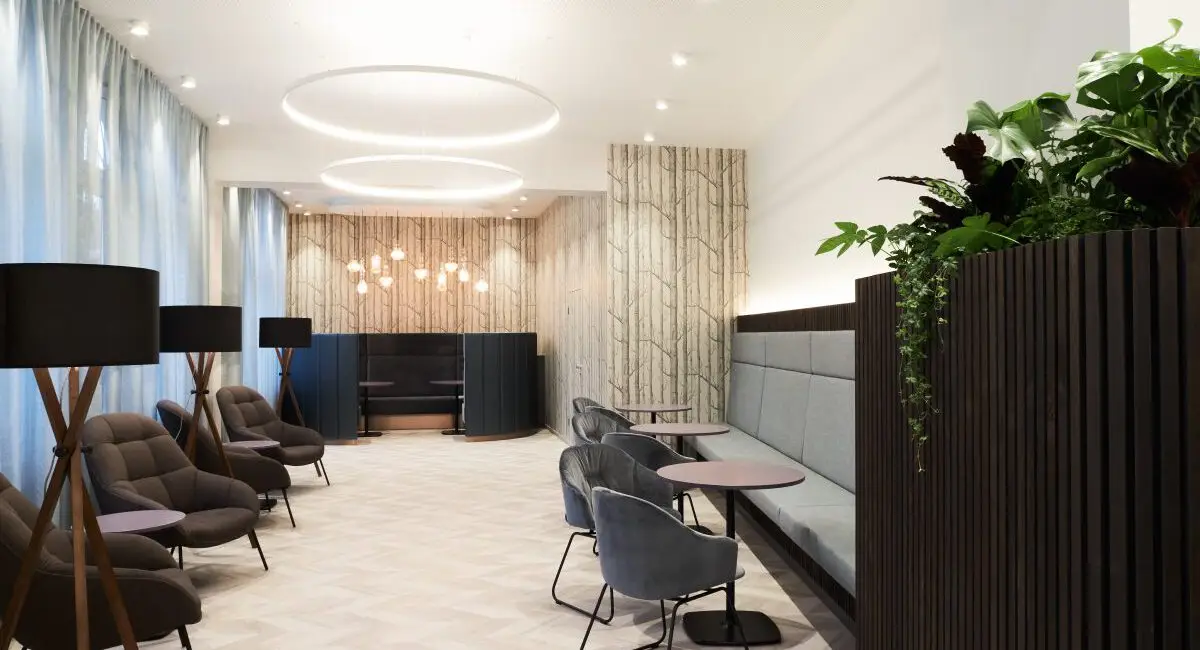 Lounge mit Lichtringen, Loungesesseln und bepflanzter Lamellenwand, Lobby im Haus der Standesbeamten