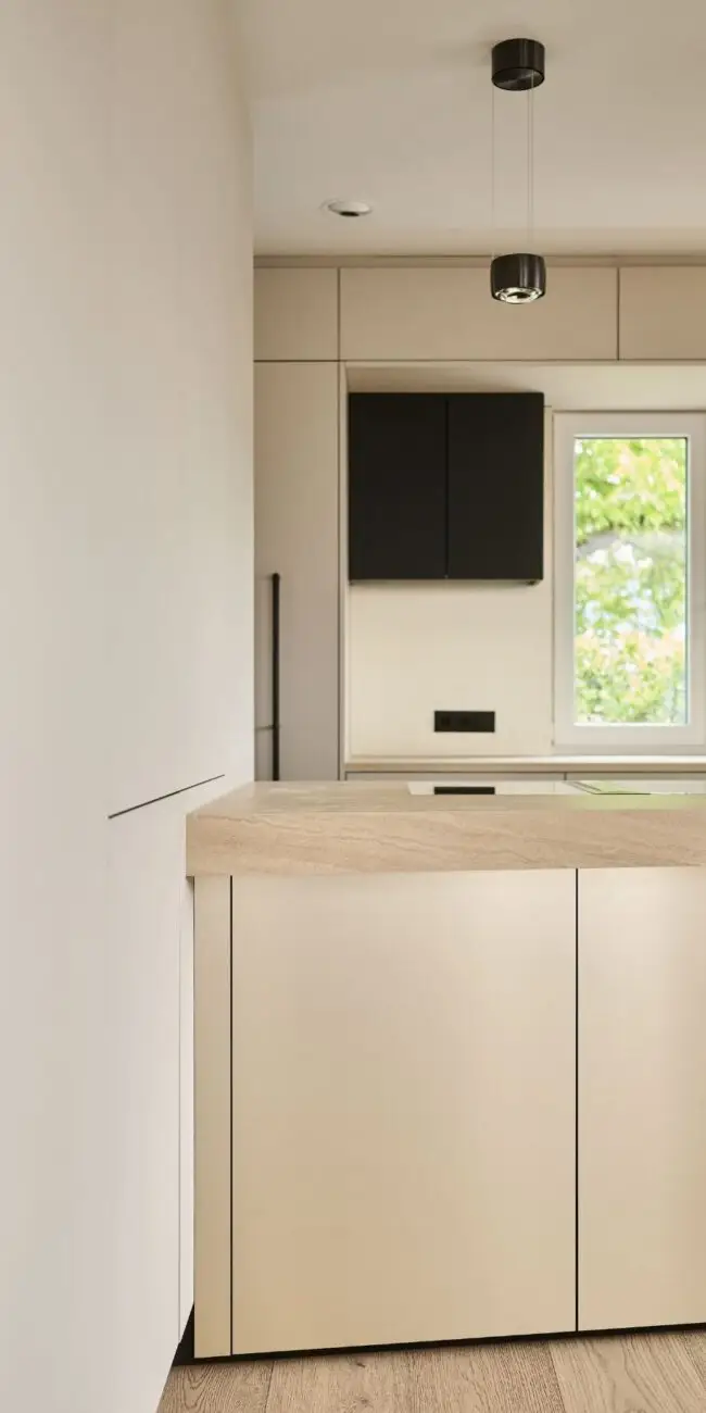 Hochschrank und Kücheninsel in Champagner mit Fenster im Haus R in Fulda