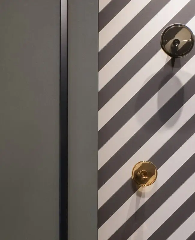 Wandhaken aus farbigem Glas an diagonal gestreifter Wand, Haus der Standesbeamten Haus 3
