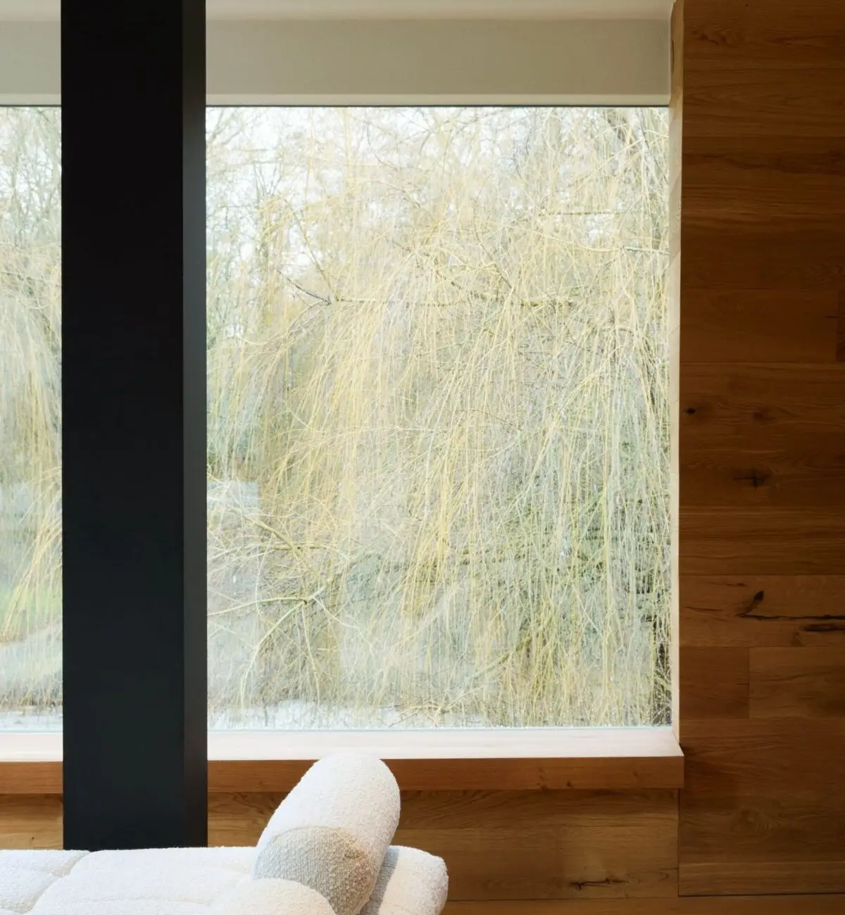 Panoramafenster mit Blick ins Grüne, schwarze Stütze und Eichenwand, Private Wellness Suite