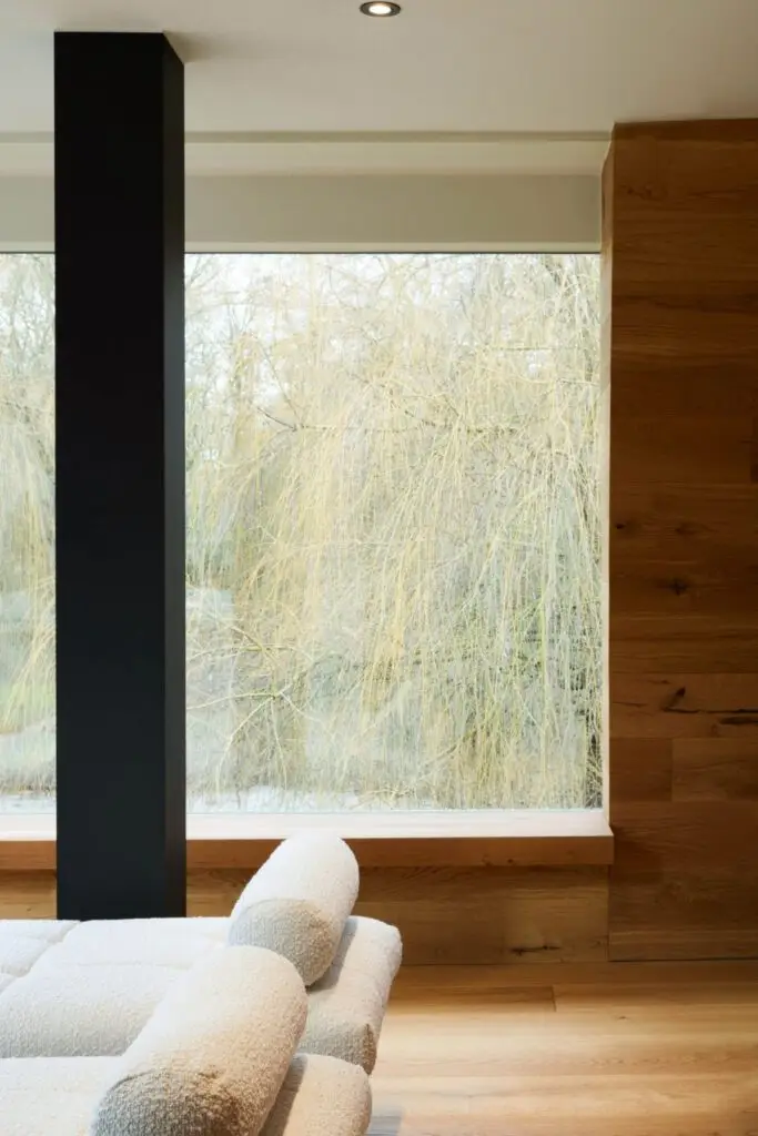 Panoramafenster mit Blick ins Grüne, schwarze Stütze und Eichenwand, Private Wellness Suite