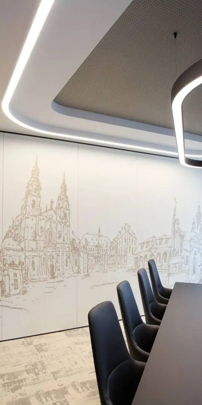 Besprechungsraum mit Stadtansicht als Wandgrafik und schwarzen Stühlen bei Alt & Partner