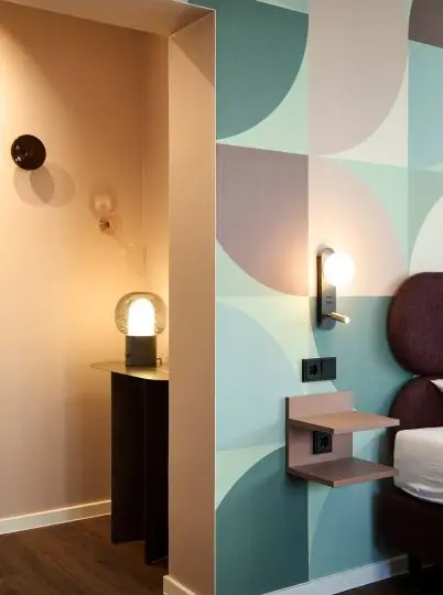 Gästezimmer mit grafischer Wandgestaltung in Mint und Rosé im Gästehaus II, Haus der Standesbeamten