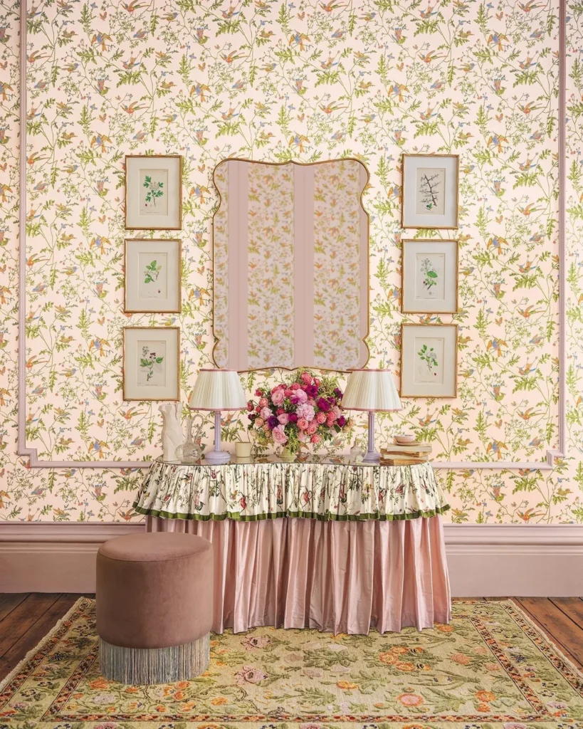 Cole & Son Tapete Hummingbirds im Wohnraum mit gedecktem Tisch