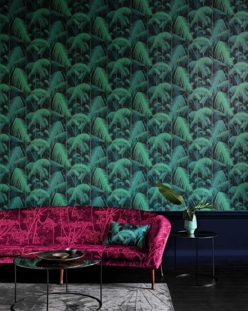 Cole & Son Tapete Palm Jungle hinter einem pinken Samtsofa