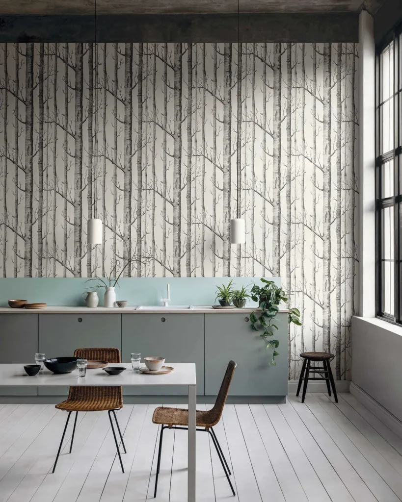 Cole & Son Tapete Woods mit Birkenmotiv im hellen Essbereich
